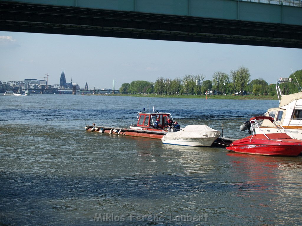 Motor Segelboot mit Motorschaden trieb gegen Alte Liebe bei Koeln Rodenkirchen P044.JPG